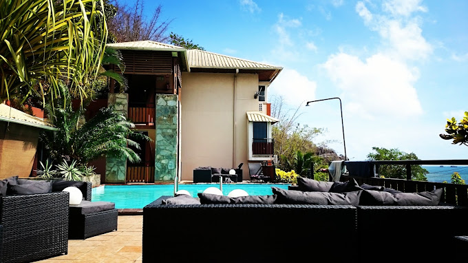 Terrasse de l'hôtel avec vue sur la piscine